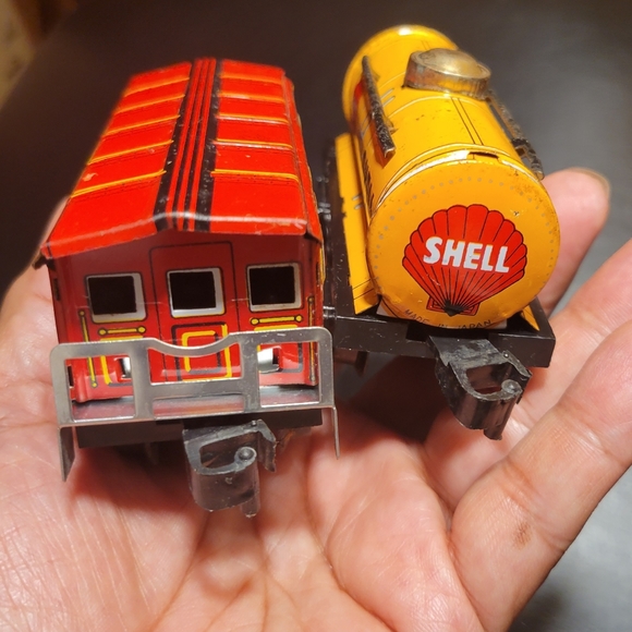 Vintage 2 Tin Litho Train Set  Red Caboose & Shell Tanker Car - Picture 4 of 10